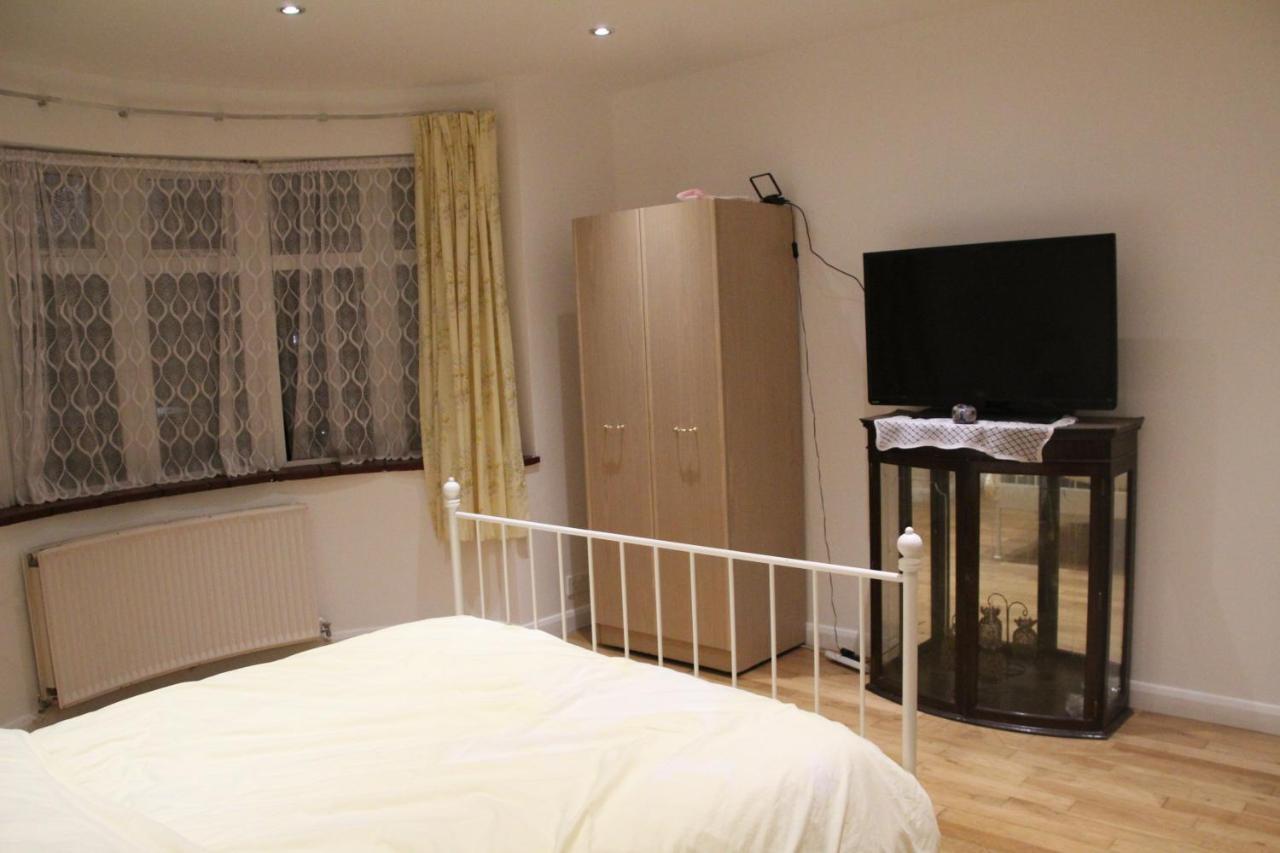 Beautiful Double Bedroom Edgware Buitenkant foto